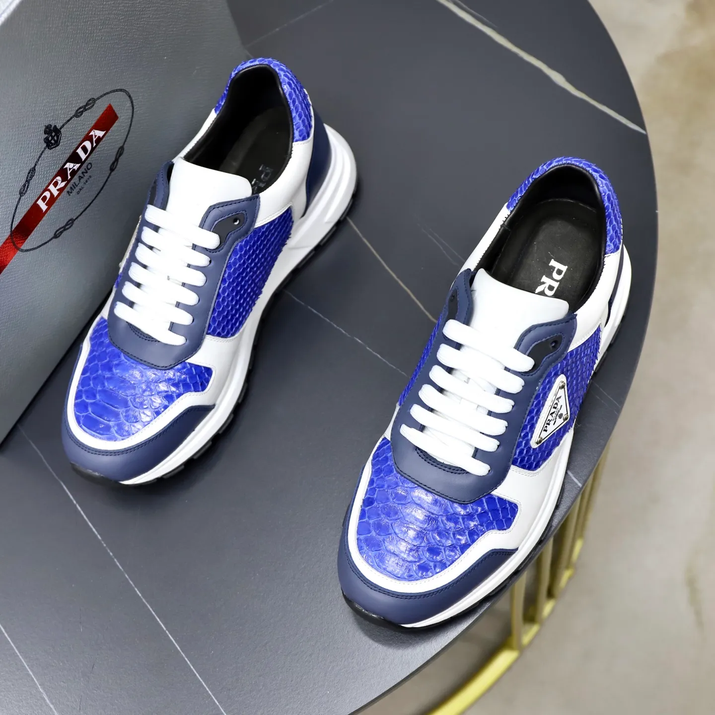 Factory price: 600💰Cow leather lining Brand: PRADA (Prada) Standard code: Men's size 38/44 (45 can be customized) Grade: Same as the official website Material: Original cowhide splicing imported cowhide lining Original combination two-color wear-resistant soft outsole Style category: Leisure and sports version Young fashion European and American trend British style Color: Real picture color